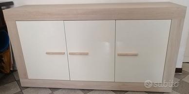 Credenza in legno chiaro