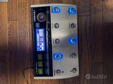 TC Helicon Voicelive 3 pedale Chitarrista cantante