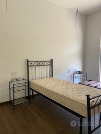 Letti singoli in ferro battuto, materassi singoli.