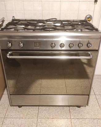 Cucina da libera installazione Smeg.