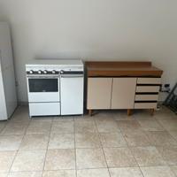 Cicina esterna e mobiletto e lavello