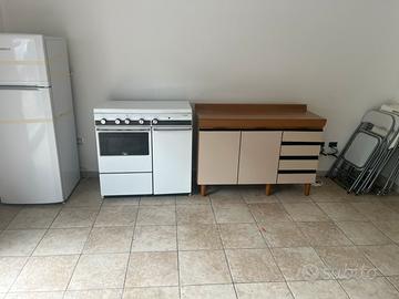 Cicina esterna e mobiletto e lavello