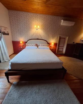 letto di pregio in noce 