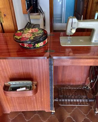 Macchina da cucire Necchi con mobile