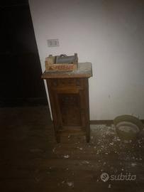 Comodino in massello intarsiato
