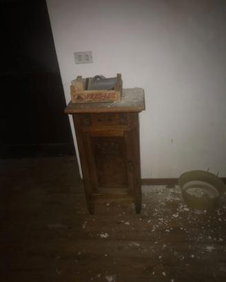 Comodino in massello intarsiato
