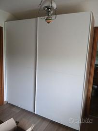 Armadio bianco con porte scorrevoli
