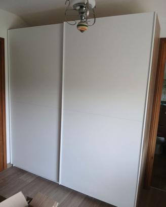 Armadio bianco con porte scorrevoli
