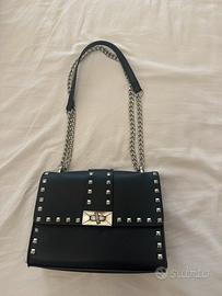 Borsetta bershka con borchie nera