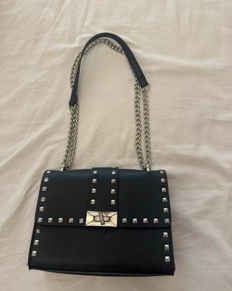 Borsetta bershka con borchie nera