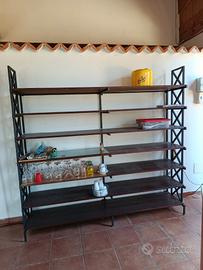 Libreria in ferro battuto e abete