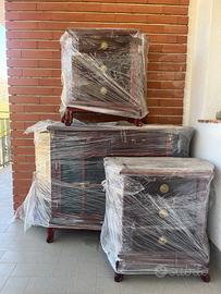 Vetrinetta e comodini in legno