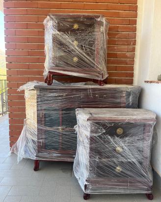 Vetrinetta e comodini in legno
