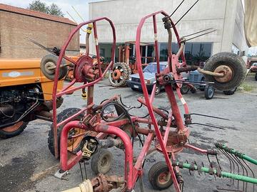 Girello voltafieno ad apertura idraulica