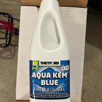 5 bottiglie Aqua Kem Blue 2 L e due carrelli