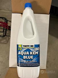 5 bottiglie Aqua Kem Blue 2 L e due carrelli