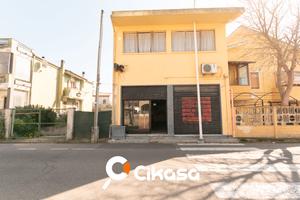 Via Bixio. Locale bilivelli con cortile