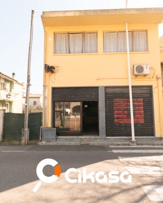 Via Bixio. Locale bilivelli con cortile