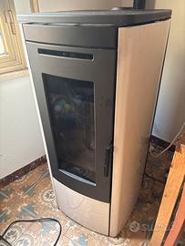 Stufa a pellet quasi nuova + tubi + aspiratore