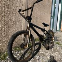 BMX nera e oro