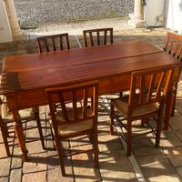 Tavolo in legno massello con 6 sedie.