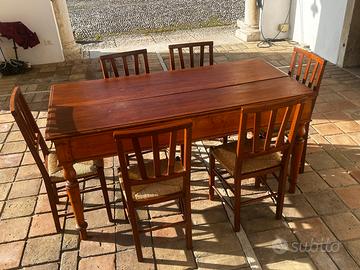 Tavolo in legno massello con 6 sedie.
