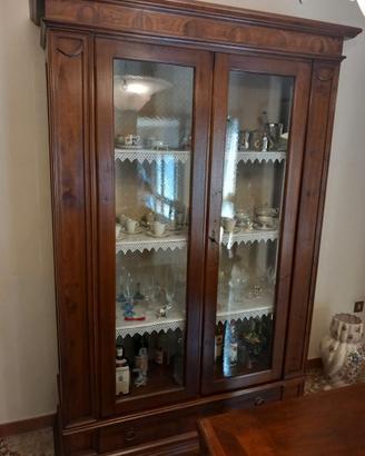 credenza tavolo seggiole vetrinetta 