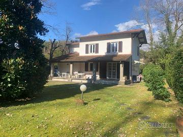 Villa di 160 m² con 5 locali a Massa