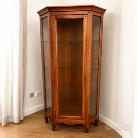 Elegante angoliera/vetrina in legno con 3 ripiani