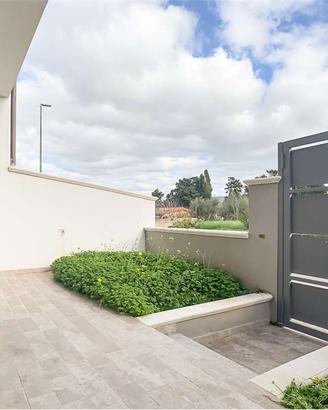 Villa a schiera con cortile fronte e retro