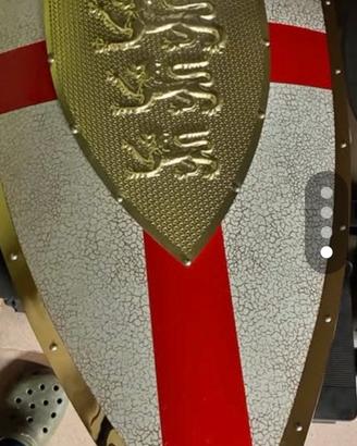 Scudo medievale da parete decorato con 3 leoni