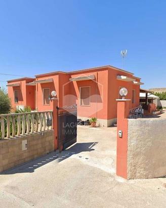 Ampia villa libera su quattro lati