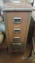 Antichissima stufa a legna. "Angolo vintage"