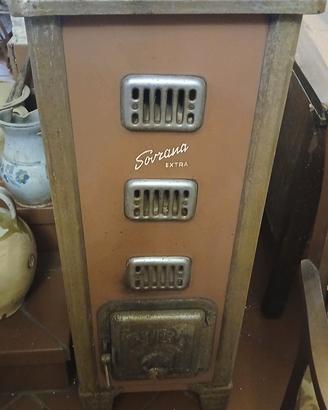 Antichissima stufa a legna. "Angolo vintage"
