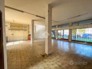 NEGOZIO A LA VALLETTA BRIANZA