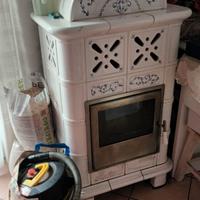 Stufa in ceramica, bancale di pellet, aspiratutto