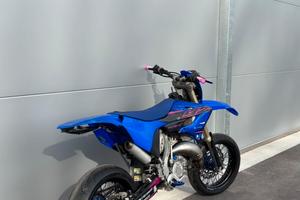 YZ 125 targato con tripla omologazione