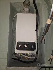 Scaldabagno usato da esterno funzionante