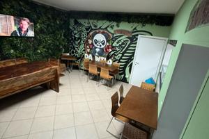 Pizzeria da asporto con posti a sedere