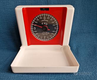 Bilancia a muro Stube bicolore-rosso/bianca