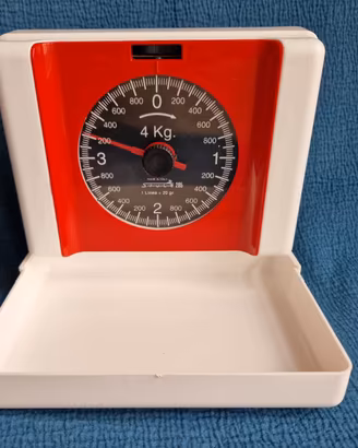 Bilancia a muro Stube bicolore-rosso/bianca