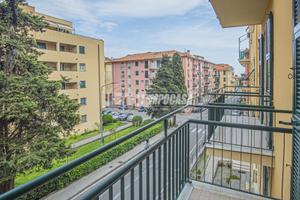 3 LOCALI CON BALCONI IN CENTRO A RIVA TRIGOSO