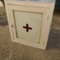 armadietto del pronto soccorso vintage