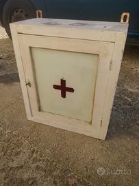 armadietto del pronto soccorso vintage
