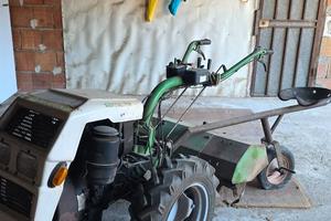 Motocoltivatore con carrello e aratro