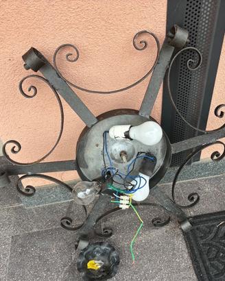 Lampadario in ferro lavorato