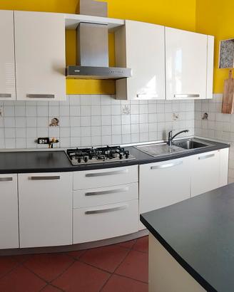 Cucina Lube con penisola e colonna forno