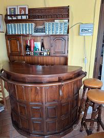 Sedie tavoli, mobile bar, pentole padelle..