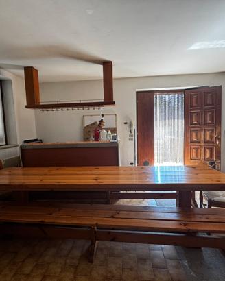 Tavolo in legno massiccio con due panche e sedie
