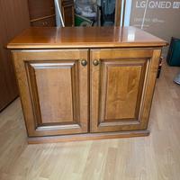 Mobile basso in legno a due ante